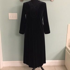 Full length Oscar DelaRenta Black velour robe